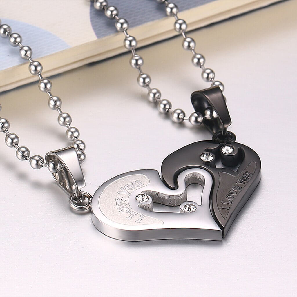 Konceptuell bild av unisex parhalsband som 'drar' sig mot varandra, illustrerar den magnetiska attraktionen av kärlek.