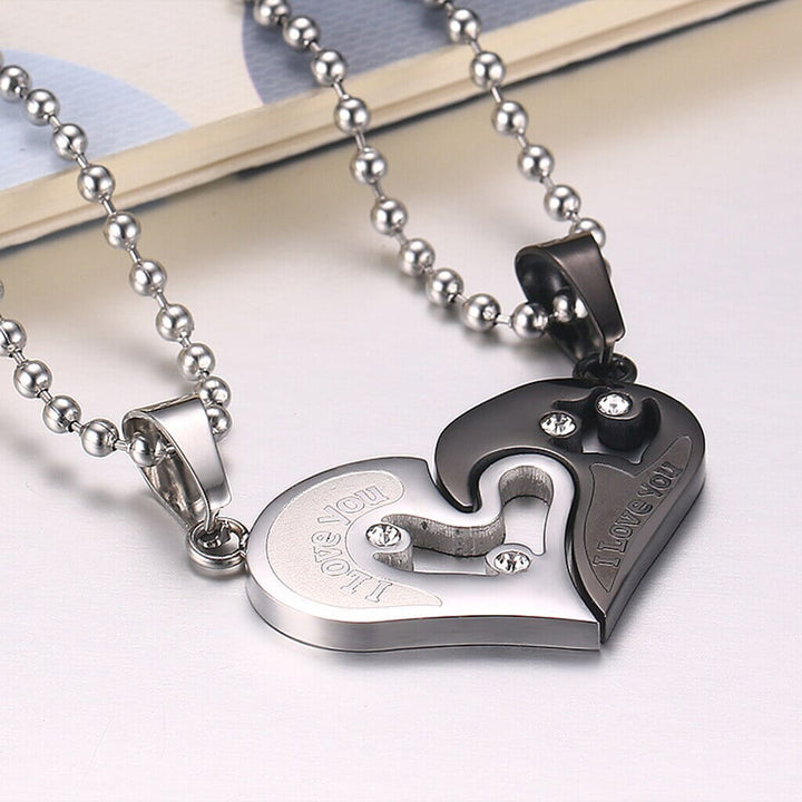 Konceptuell bild av unisex parhalsband som 'drar' sig mot varandra, illustrerar den magnetiska attraktionen av kärlek.