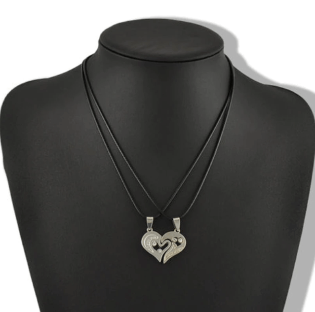 Unisex parhalsband med magnetisk koppling, en symbolisk gest av kärlek och samhörighet, perfekt för alla tillfällen.