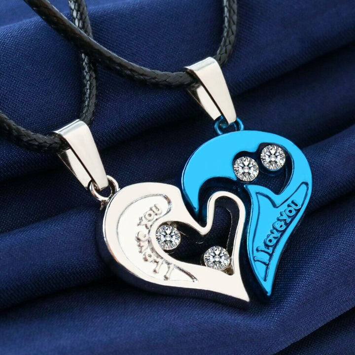 Produktfotografi av magnetiskt parhalsband för unisex, med fokus på den polerade ytan av rostfritt stål och symboliken.
