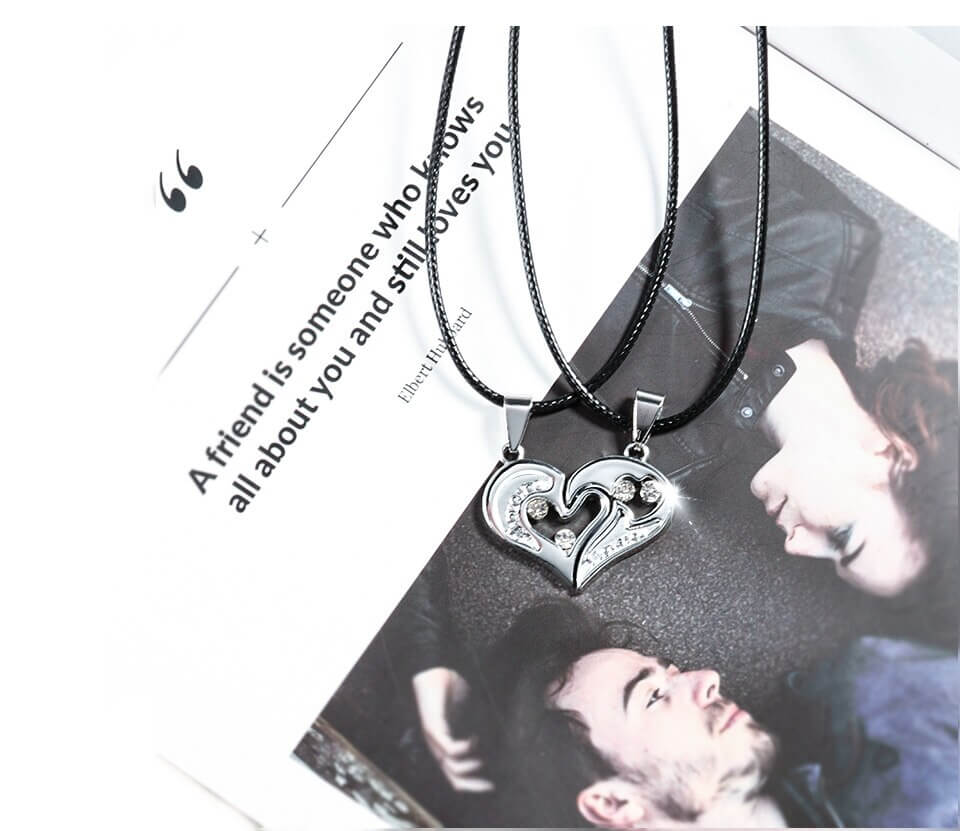 Unisex kärlekssmycke, parhalsband med magnetiska detaljer, representerar en stark och obruten förbindelse.