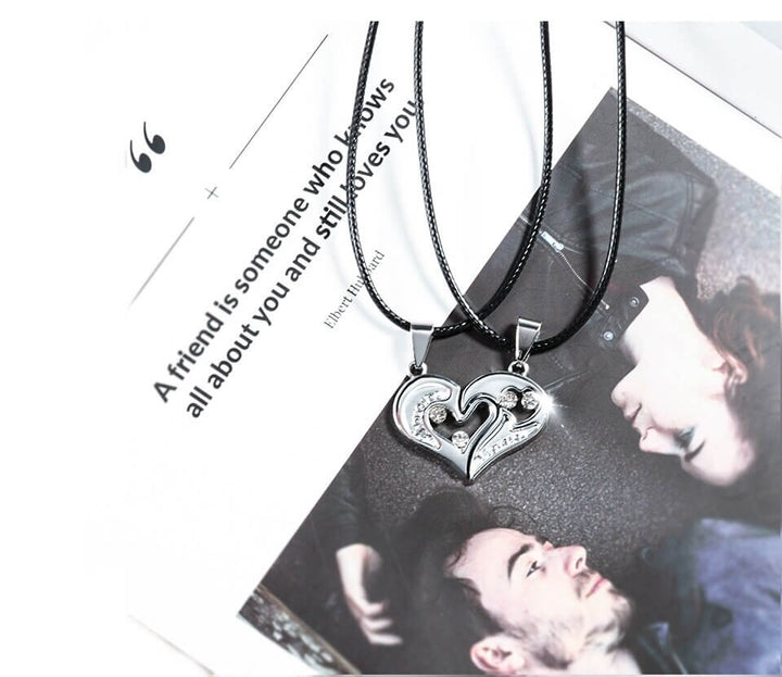 Unisex kärlekssmycke, parhalsband med magnetiska detaljer, representerar en stark och obruten förbindelse.