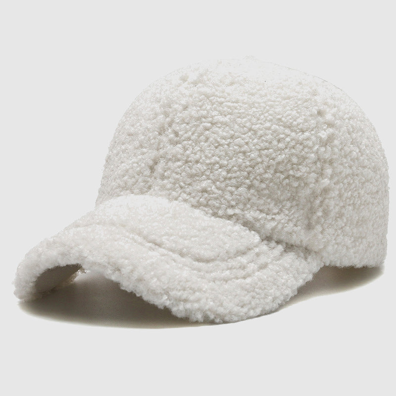 Trendig unisex keps med plyschdetaljer. Varm och bekväm accessoar för kyliga dagar.