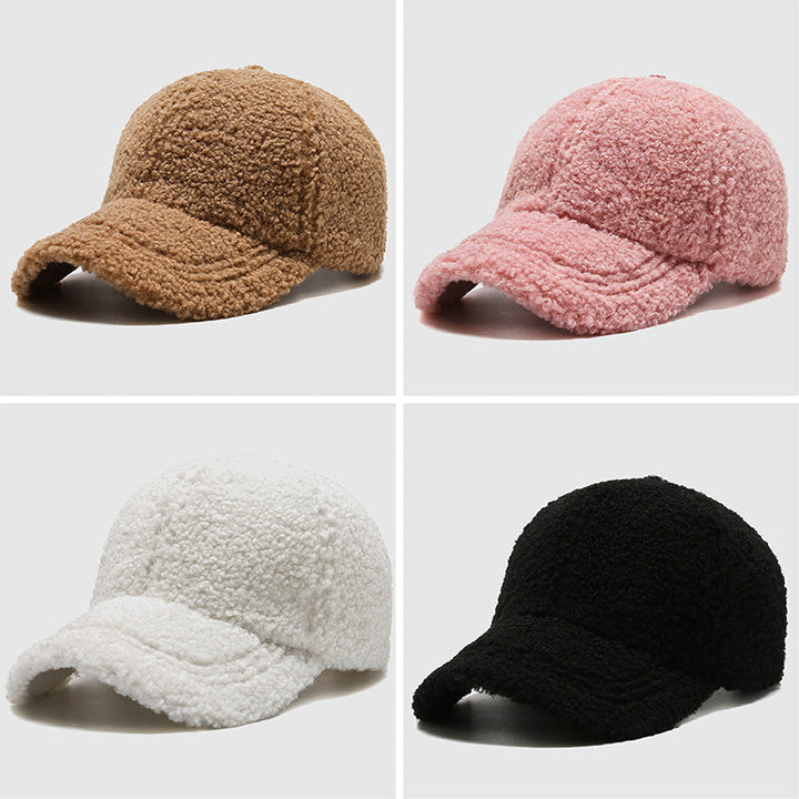 Mjuk unisex keps med plyschdetaljer. Utmärkt presenttips, varm och stilren för vintermode.