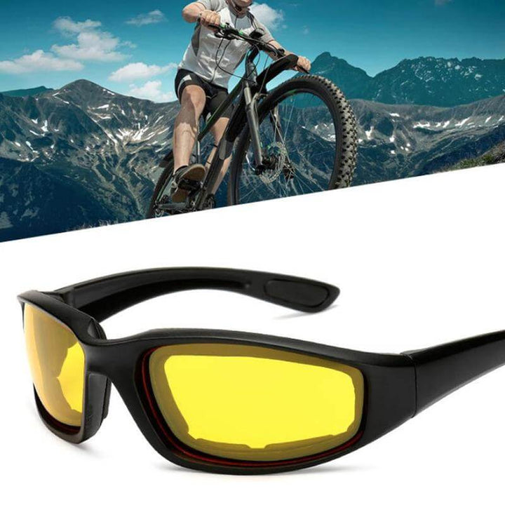 Bärarvy av unisex motorcykelglasögon, viserande solskydd och sportig design för mc-förare.