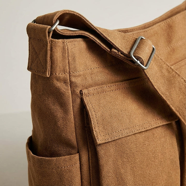 Praktisk studentväska Packlite. Unisex axelremsväska i lätt canvas, rymlig med multifack för böcker & prylar.