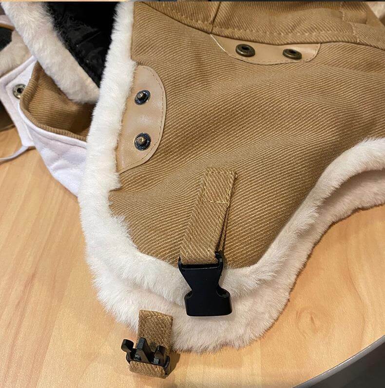 Vindtät unisex trappermössa med glasögon. Varm pilotmössa som skyddar mot kyla och snö utomhus.