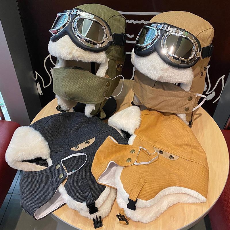 Stilren retro vintermössa med glasögon. Unisex pilot- eller trappermössa, en varm modeaccessoar.