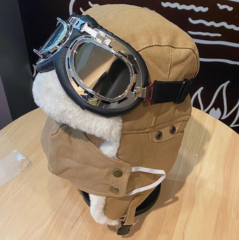 Retro trappermössa med glasögon. Varm unisex vintermössa med snöskydd och modeaccessoar.