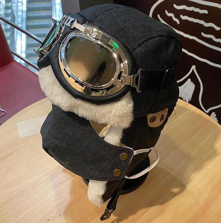 Vinterutrustning: Unisex pilotmössa med glasögon. Perfekt som varm maskeradmössa eller i snön.