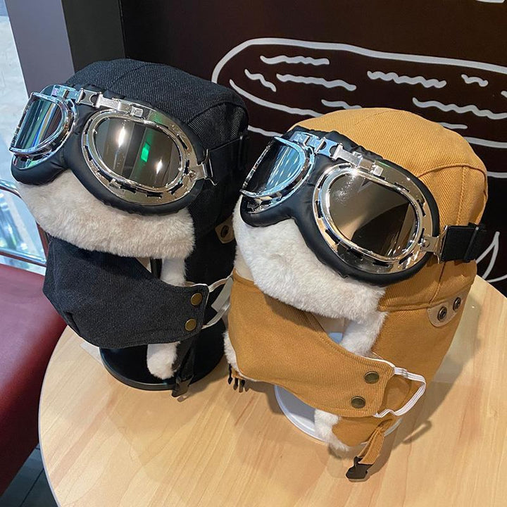 Retro trappermössa med inbyggda glasögon. Varm och stilren unisex vinteraccessoar för kalla dagar.