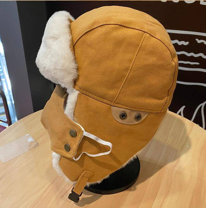 Trappermössa med snöskydd och retro glasögon. Unisex maskeradmössa eller praktisk vinterutrustning.