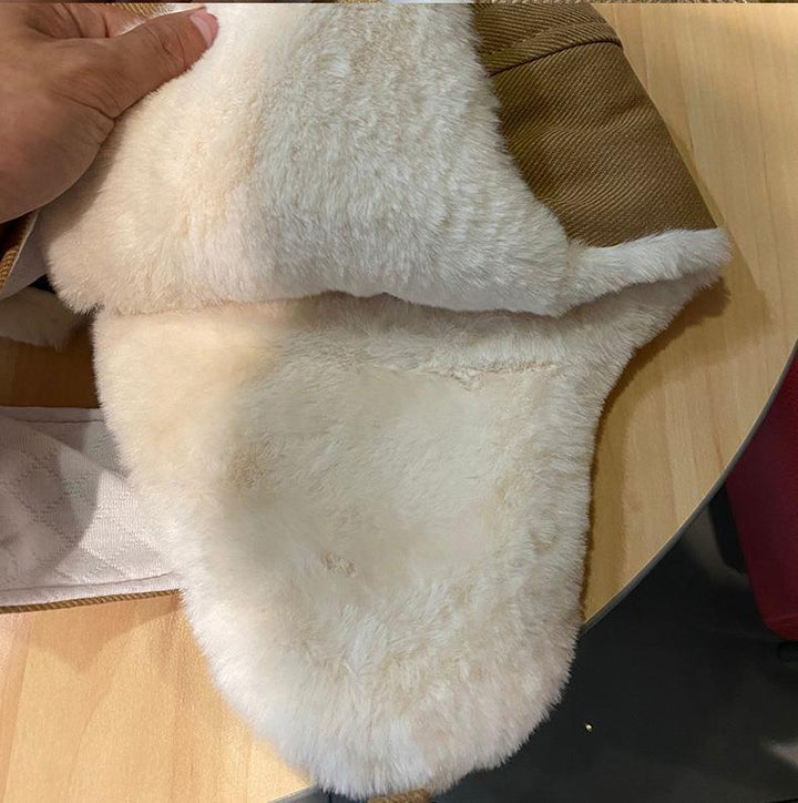 Varm pilotmössa med glasögon för utomhusbruk. Unisex trappermössa som modeaccessoar i vinterkylan.