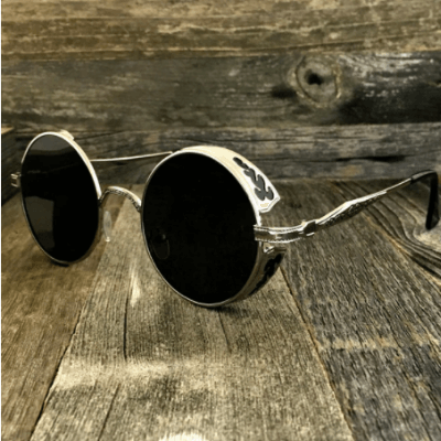 Tidlösa unisex vintage solglasögon. Polariserade för optimalt synfält och komplett UV-skydd.