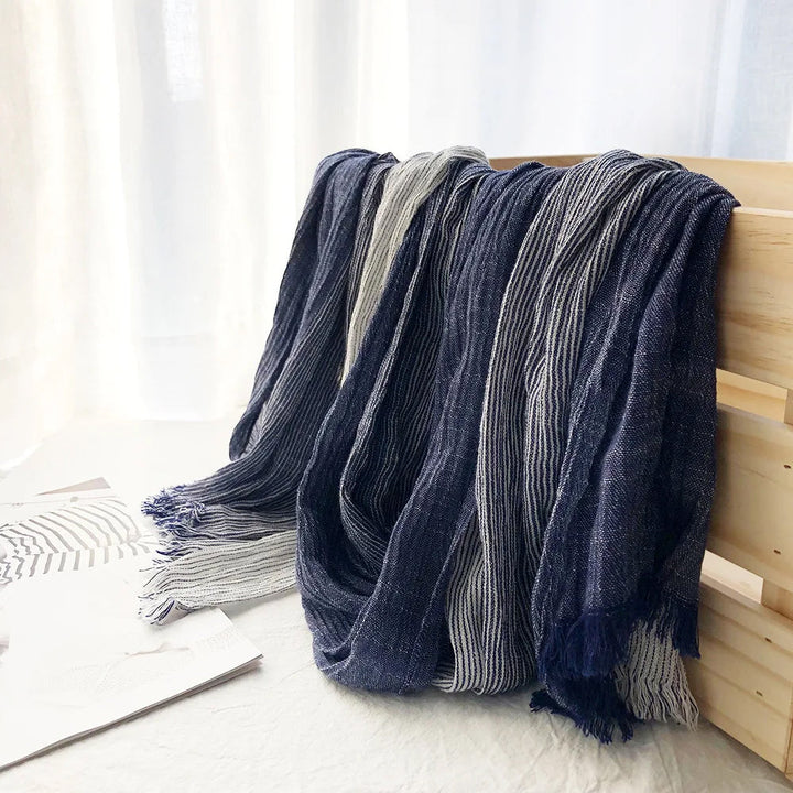 Randig unisex sjal/halsduk elegant stylad, accentuerar en modern och mångsidig garderob. Perfekt vår/höst.