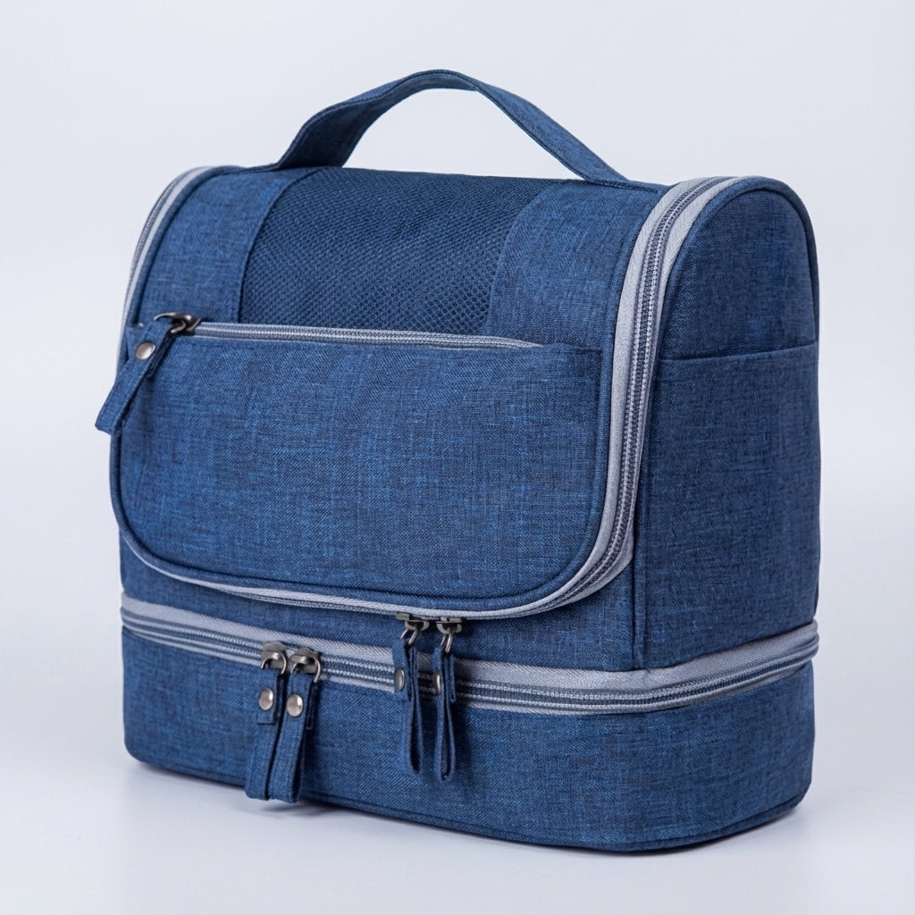 Detaljbild av inre fack i Voyageluxe toalettväska, med meshfickor för små hygienartiklar och accessoarer.