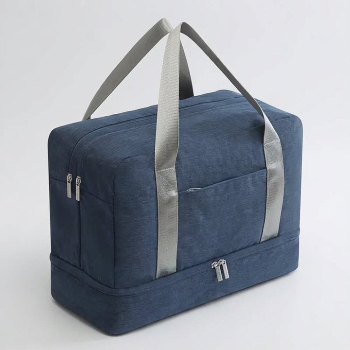 En person bär den stilrena unisex weekendväskan med skofack, redo för en smidig resa med smart packning.