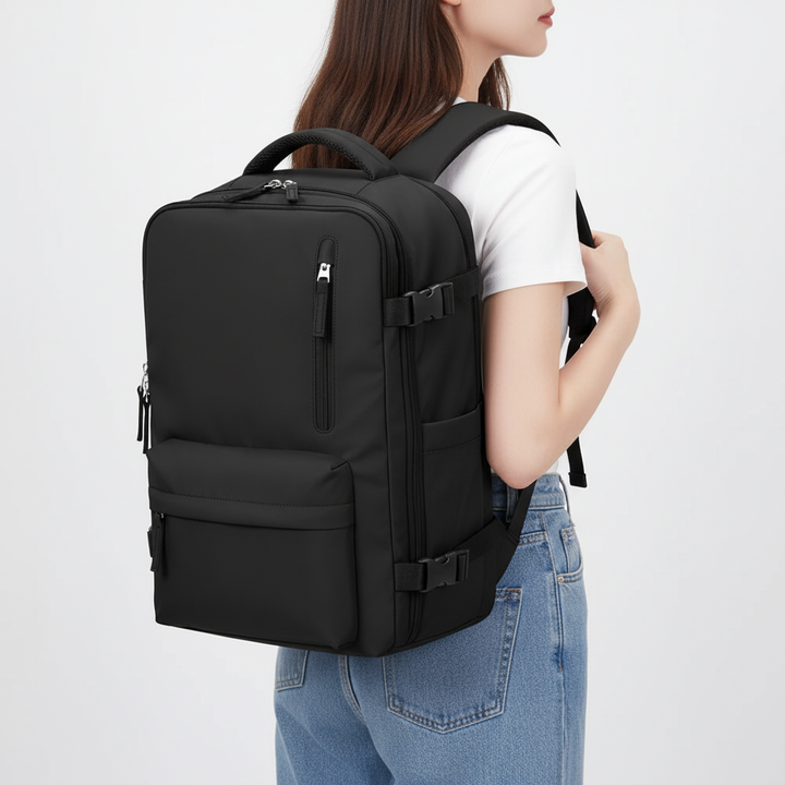 Rymlig PackMax resväska med hjul, idealisk för organiserad packning. Slitstark och mångsidig.