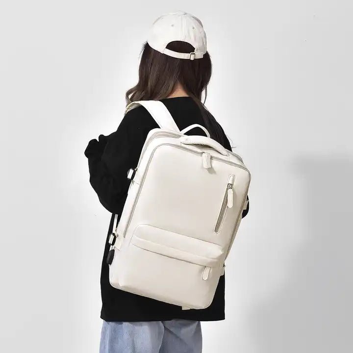 Stilren unisex ryggsäck för stad och äventyr. Robust och funktionell design för alla årstider.