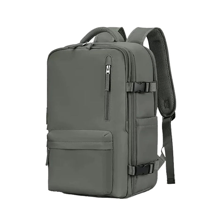 Rymlig backpack för resor och dagsutflykter. Håller dina saker säkra och väl organiserade.