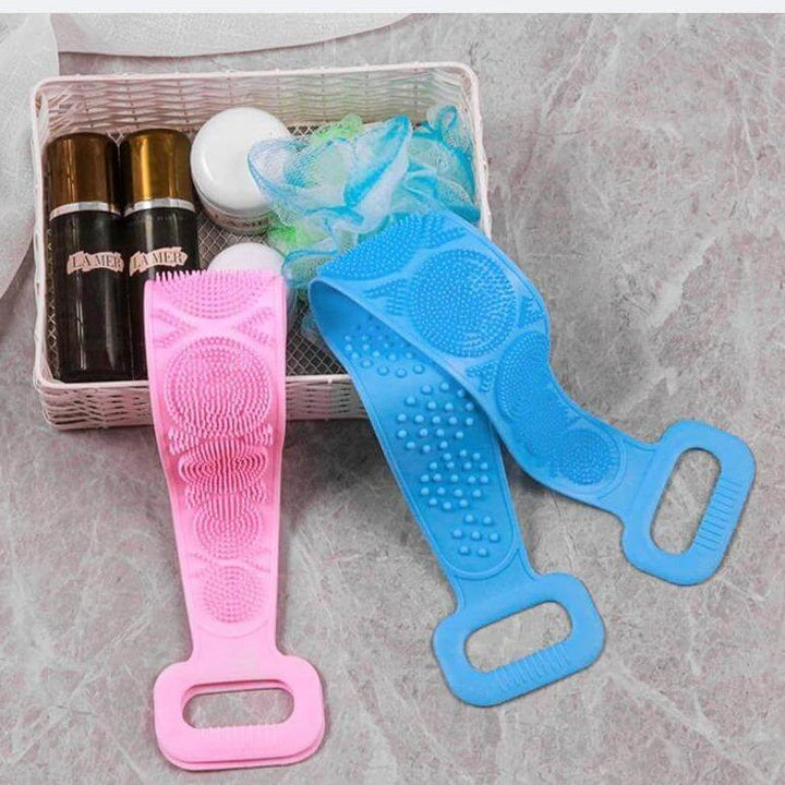 Bild av en hand som håller unisex silikon ryggskrubb, demonstrerar dess storlek och flexibilitet.