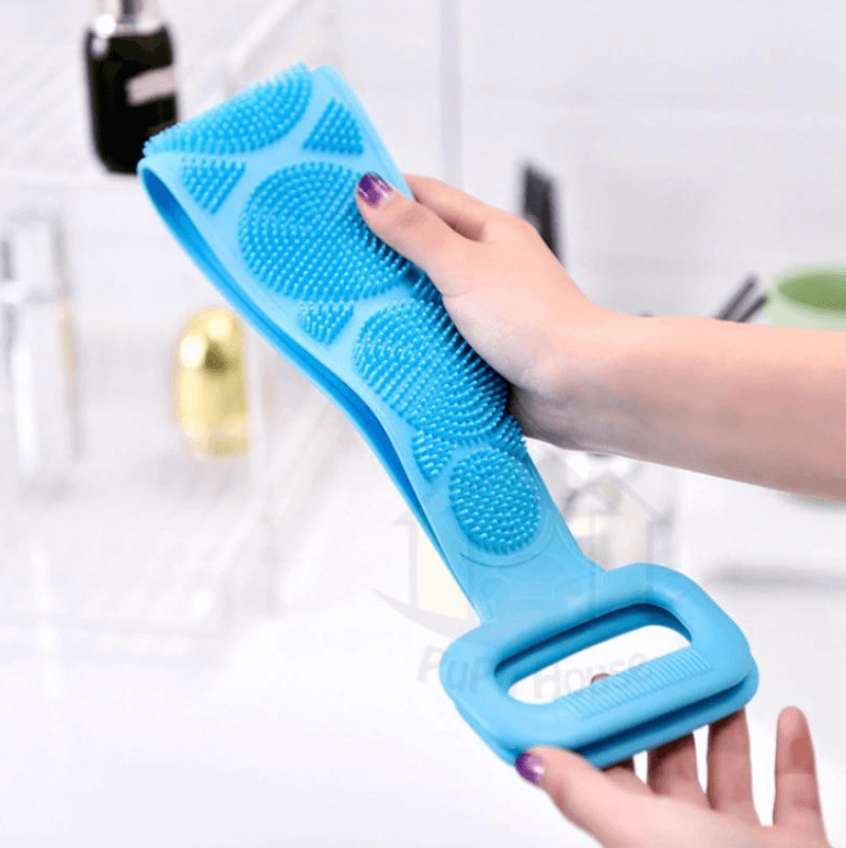 Unisex ryggskrubb av silikon för dusch, hängandes i krok, redo för enkel kroppsvård.