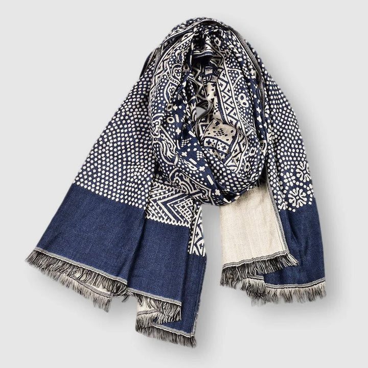 Närbild på mönstrad unisex sjal, visar de unika detaljerna. Elegant och varm för alla tillfällen.