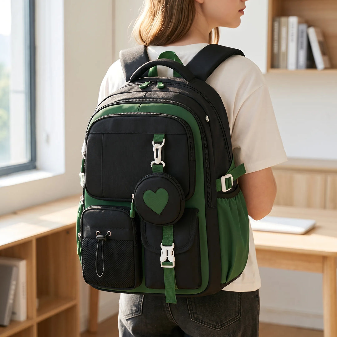 Unisex skolryggsäck med geometriskt mönster. Organiserad & bekväm design i nylon med stor kapacitet.