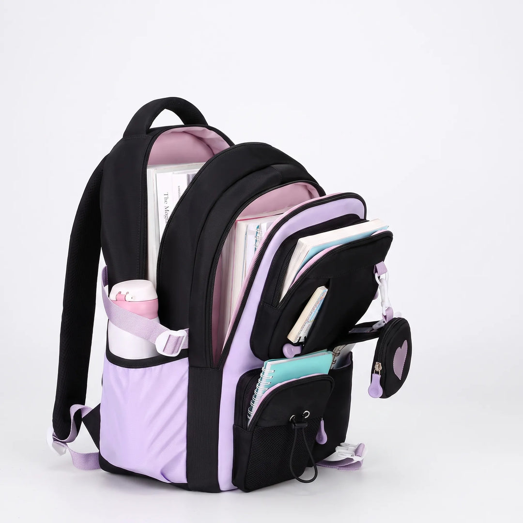 Bekväm skolryggsäck med många fack. Unisex-modell med geometriskt mönster för organiserad förvaring.
