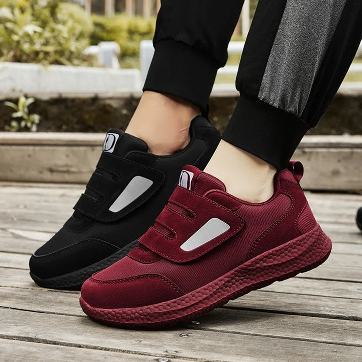 Svarta unisex sneakers med justerbar passform, bred passform & ergonomiskt fotstöd för vardag och promenad.