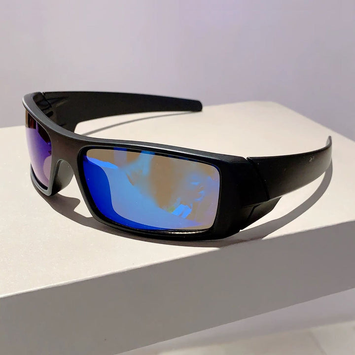 Sportiga unisex solglasögon perfekta för äventyr. Erbjuder fullt UV-skydd & antireflex för utomhusaktiviteter.