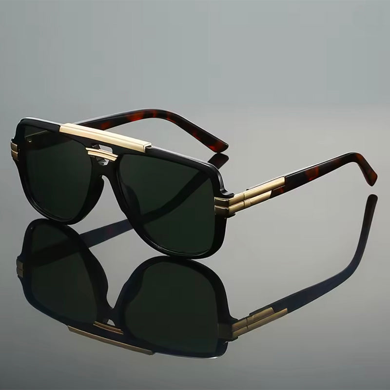 Närbild på geometriska unisex solglasögon med livfulla färgglada linser och UV400-skydd. Moderna sommarmode.
