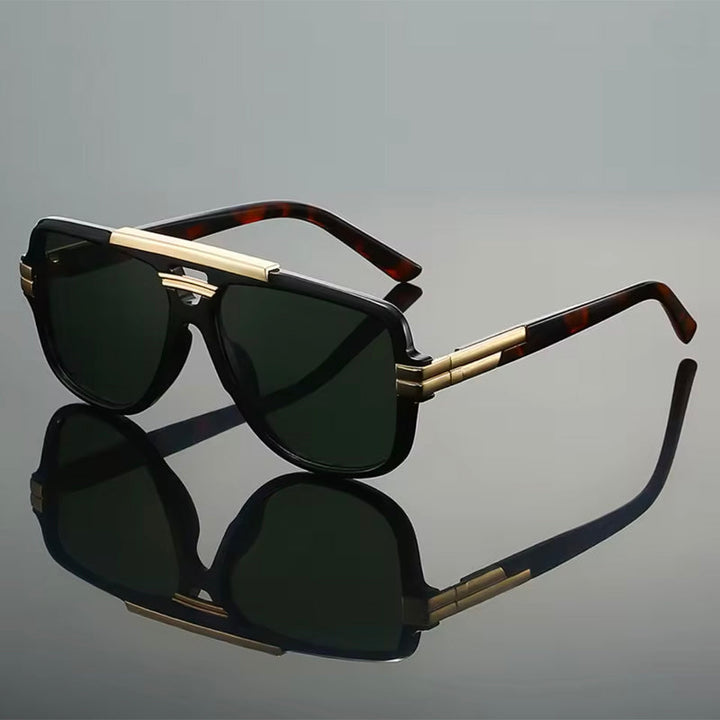 Närbild på geometriska unisex solglasögon med livfulla färgglada linser och UV400-skydd. Moderna sommarmode.