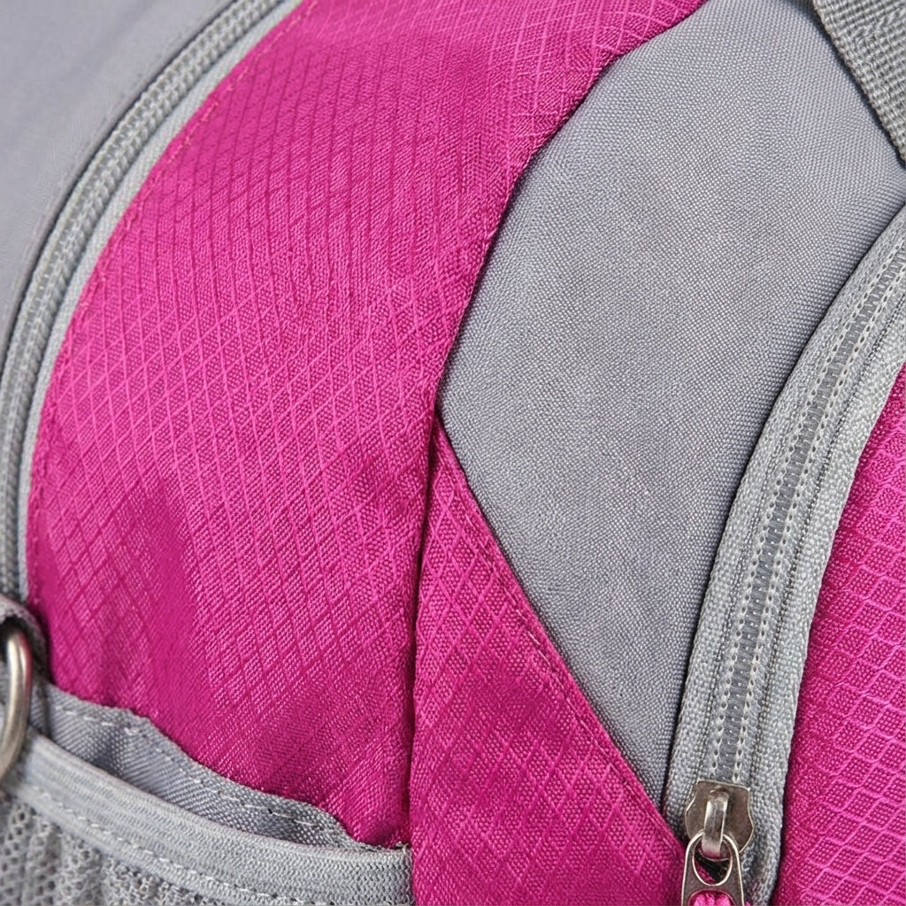 Snygg duffelväska, unisex design, effektiv packning för sport och resor. Robust resebagage.