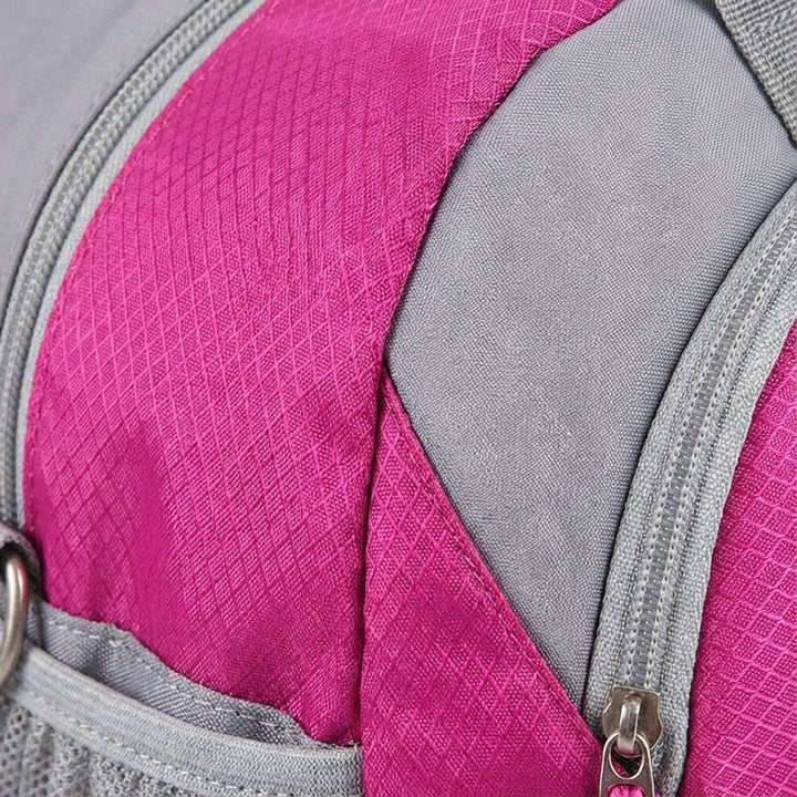 Snygg duffelväska, unisex design, effektiv packning för sport och resor. Robust resebagage.