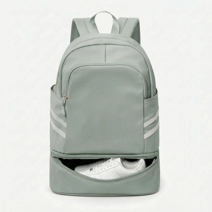 Modern unisex laptopryggsäck i minimalistisk design med organiserade fack, perfekt för pendling och sport.