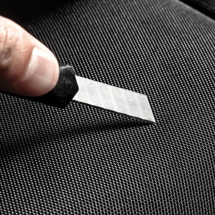 Stående axelväska i neutral färg som visar dess slimmade profil och hållbara material.