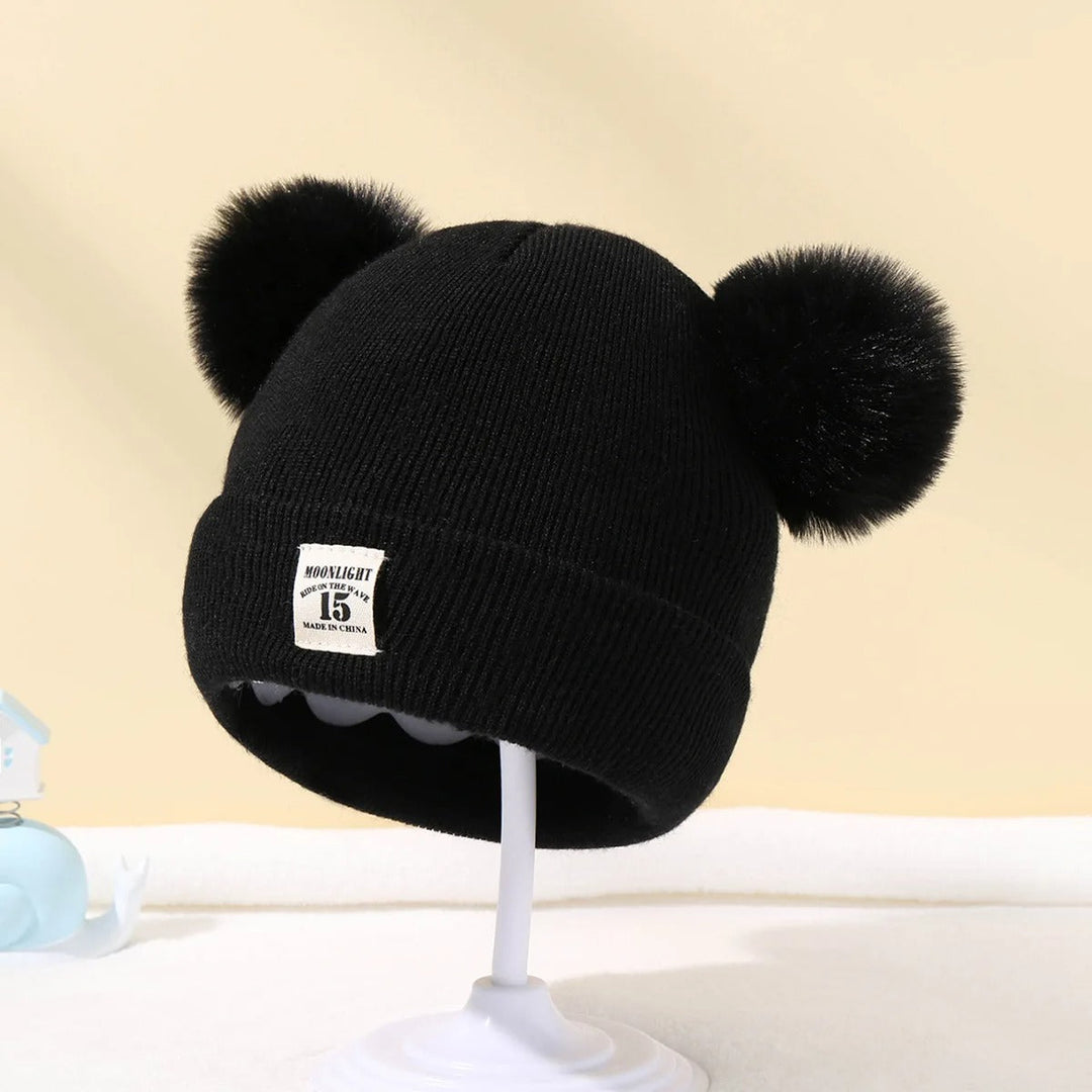 Handgjord känsla på stickad babymössa i finaste ull, oumbärlig under kalla dagar.