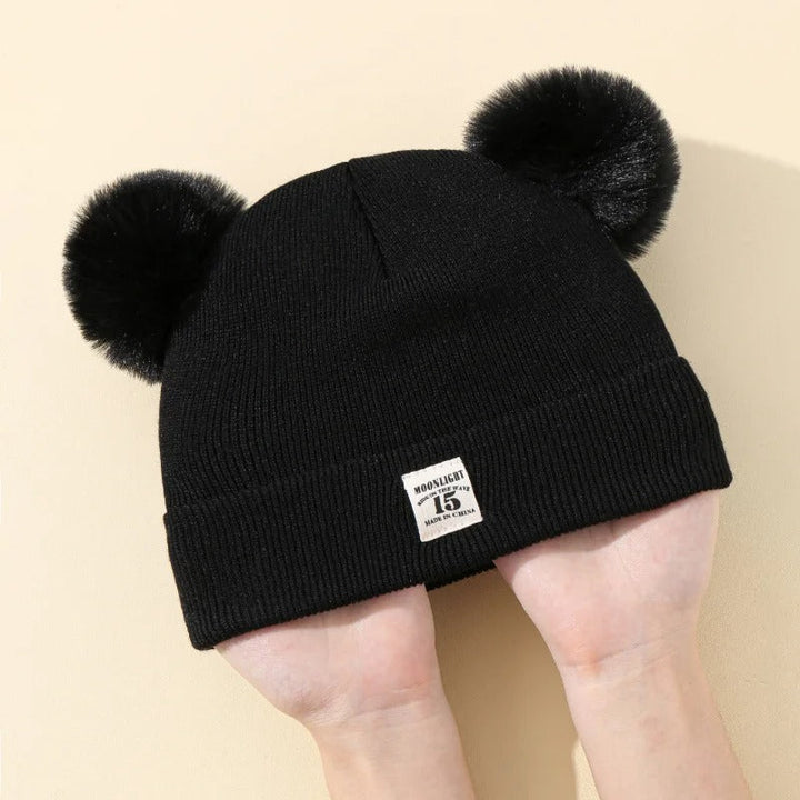 Gul babymössa stickad i ull, unisex design, perfekt för att addera färg och värme till babyoutfiten.