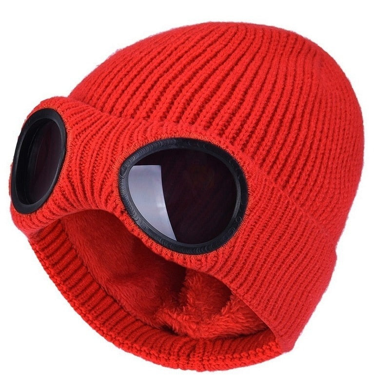 Unisex stickad mössa i akryl med integrerade goggles för vintersport, close-up framifrån