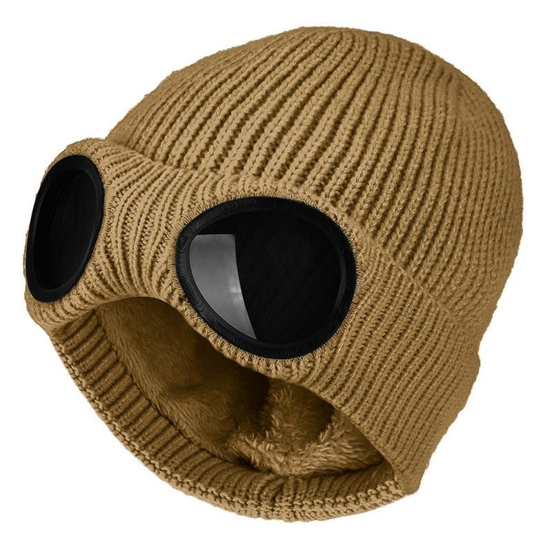 Person som bär den unisex stickade mössan med goggles, fokus på komfort och stil