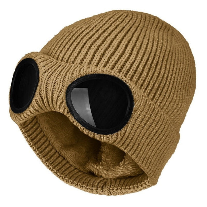 Person som bär den unisex stickade mössan med goggles, fokus på komfort och stil