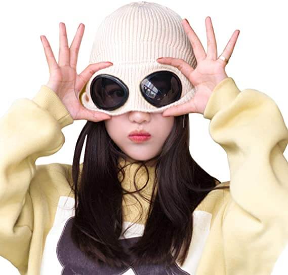 Mössa i akryl med goggles för vinter, presenterad på neutral bakgrund, redo för present