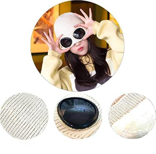 Skidmössa med inbyggda goggles i stickad akryl, visar dess praktiska användning utomhus