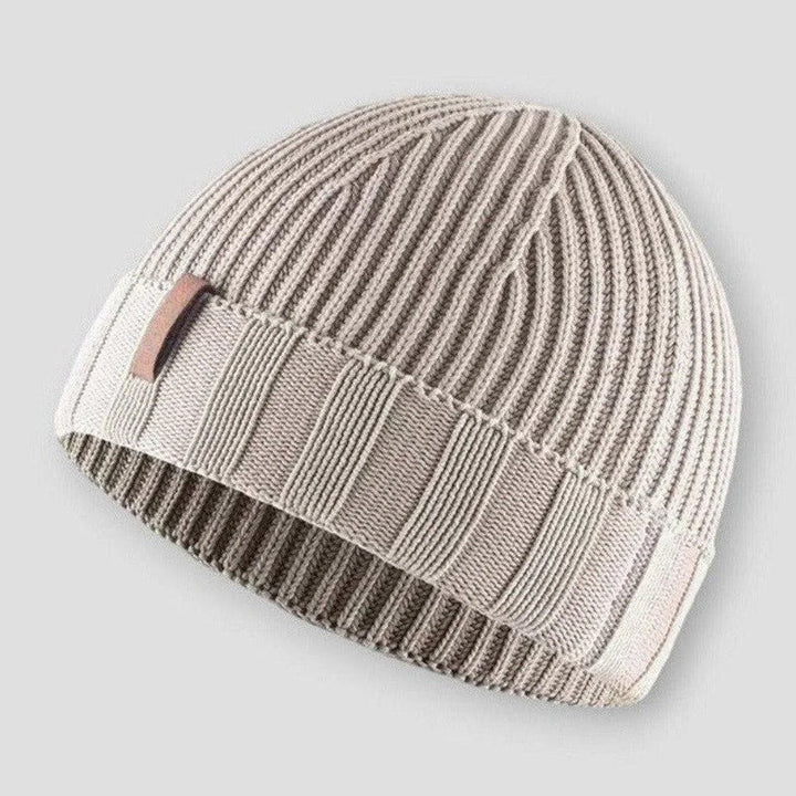 Stilfull unisex stickad mössa med sliten look. Mångsidig retro beanie för både friluftsliv & stadsliv.