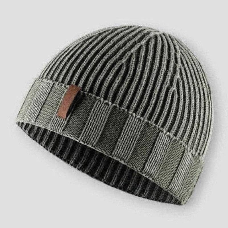 Retro stickad mössa i unisex design. Modern streetwear beanie med stilfull sliten look, varm & bekväm.