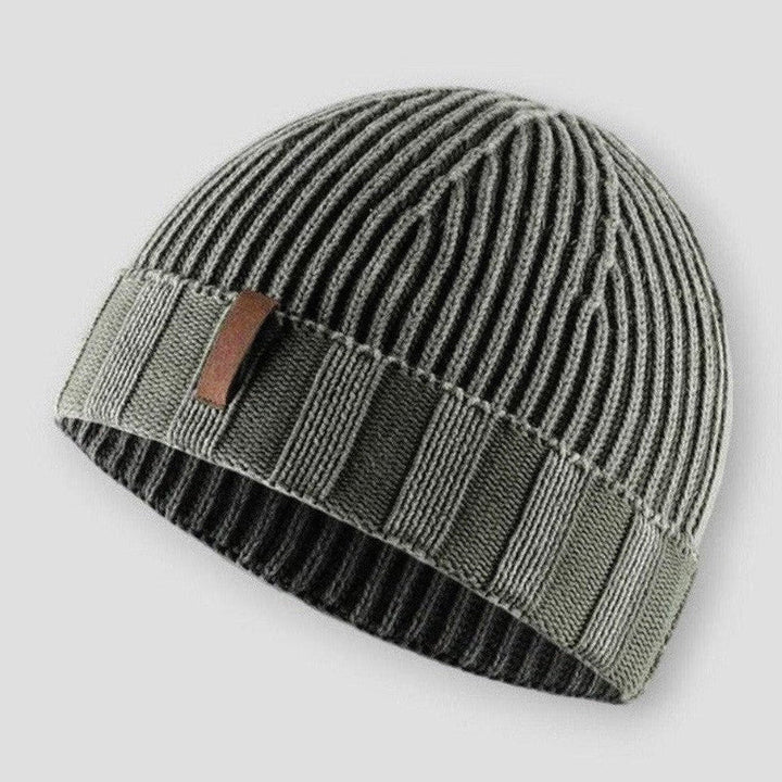 Retro stickad mössa i unisex design. Modern streetwear beanie med stilfull sliten look, varm & bekväm.