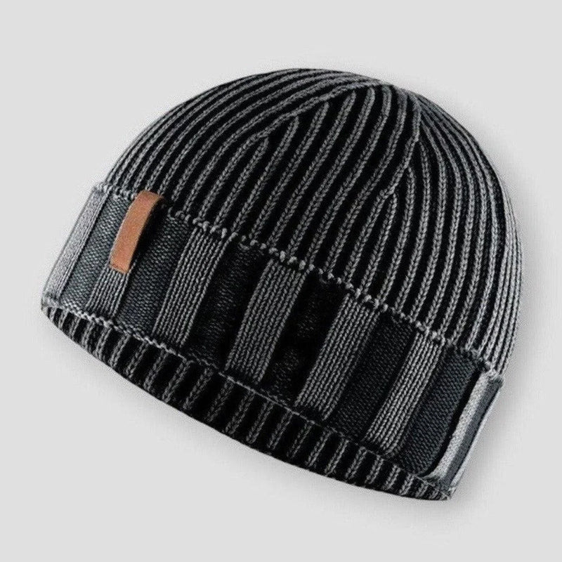 Varm stickad vintermössa för unisex. Stilfull retro beanie, perfekt accessoar för kalla dagar och friluftsliv.