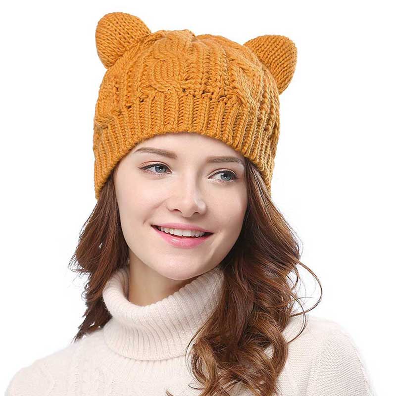 Mysig stickad vintermössa med charmiga kattöron, en söt och varm accessoar.