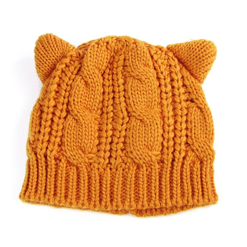 Unisex vintermössa med roliga kattöron, stickad för extra värme och stil.